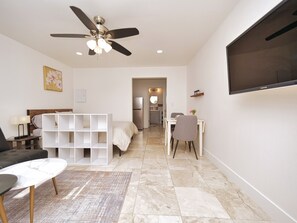 1 bedroom, iron/ironing board, travel crib, WiFi - Molivu Homes Studio | PetFriendly | King Bed | W/D (Los Gatos)