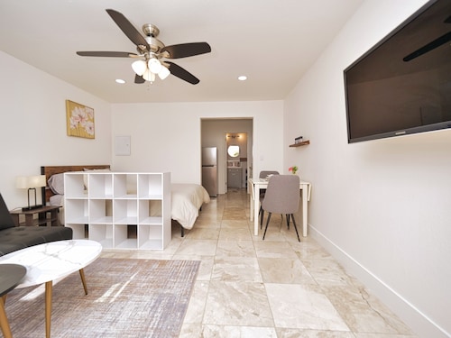 Molivu Homes Studio: KingBed, Kitchen, W/D, Yard