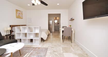 Molivu Homes Studio: KingBed, Kitchen, W/D, Yard