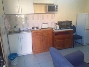 Fridge, microwave, oven, coffee/tea maker