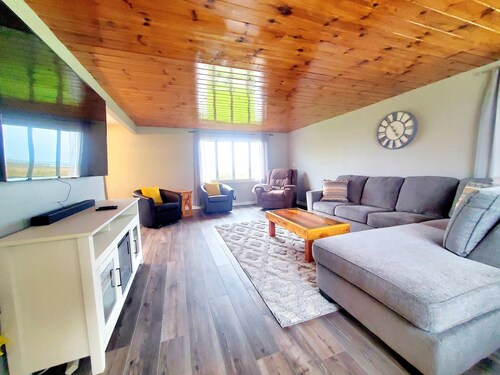 Waterfront ~ View Freighters ~ King Bed ~ Firepit