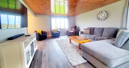 Waterfront ~ View Freighters ~ King Bed ~ Firepit