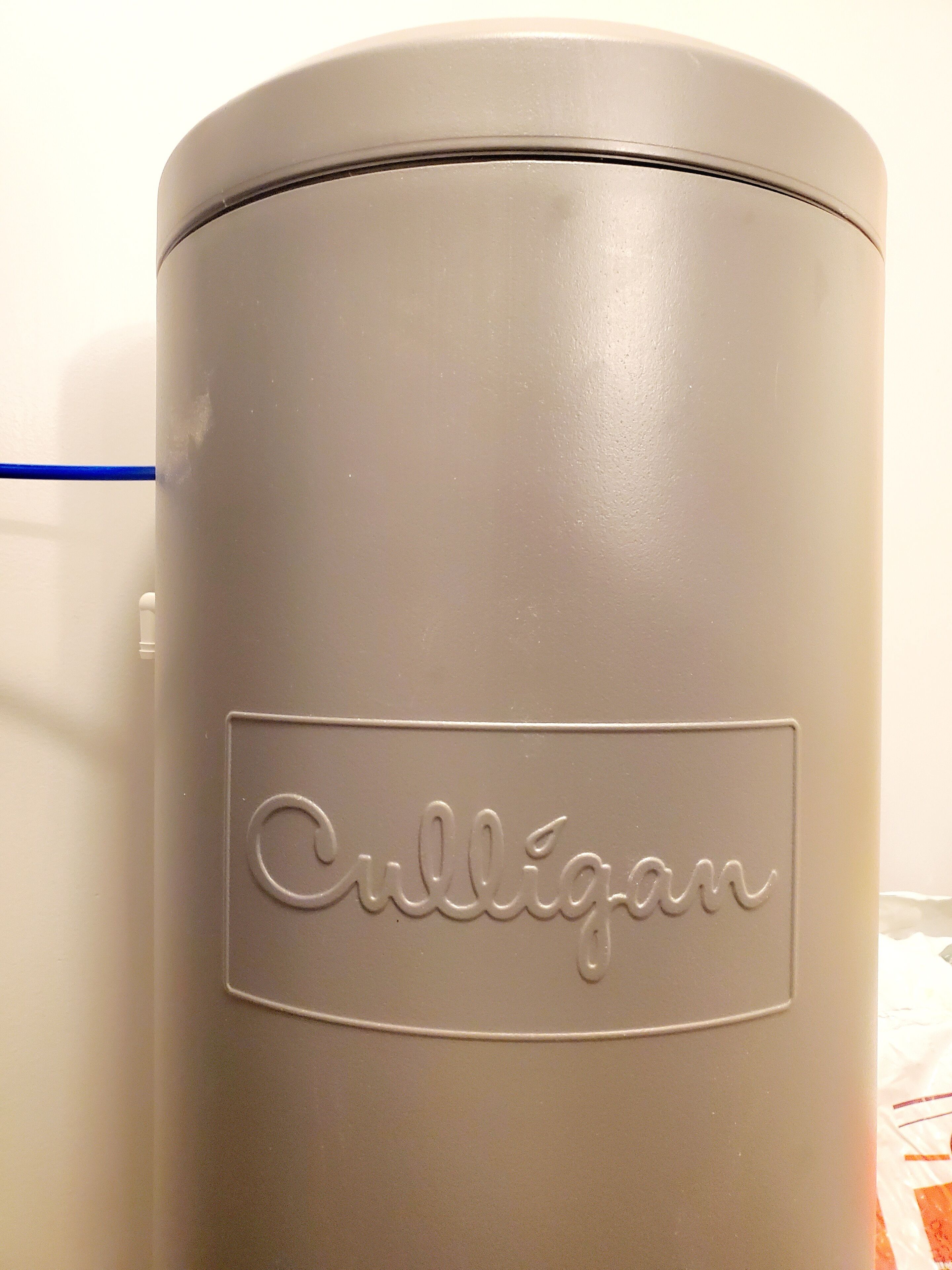 En cylindrisk soptunna med ordet ”Culligan” präglat på ytan.