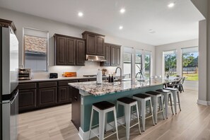 Kjøleskap, mikrobølgeovn, ovn og kokeplater