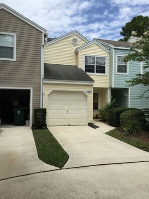 Exterior - Lakeside Condo Southside Jacksonville Easy Access to I-295 and Downtown. (Jacksonville)