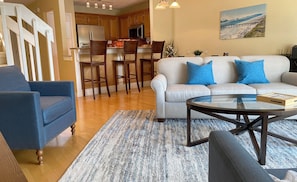 Living area - Lakeside Condo Southside Jacksonville Easy Access to I-295 and Downtown. (Jacksonville)