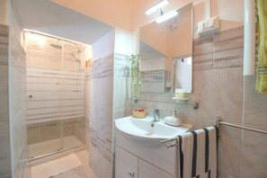 Dusche, Haartrockner, Bidet, Handtücher