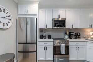 Fridge, microwave, oven, stovetop - Short easy walk to BEACH. 
Pools, tennis & pickleball. Cozy & Shore 2 Please! (Hilton Head Island)