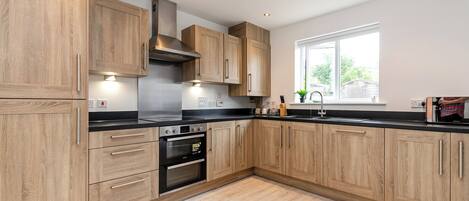 ハウス | 専用キッチン | 冷蔵庫、電子レンジ、オーブン、コンロ