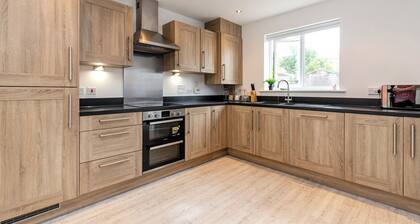 5 Bed House - Sleeps 9 - Pets - Garden - Parking