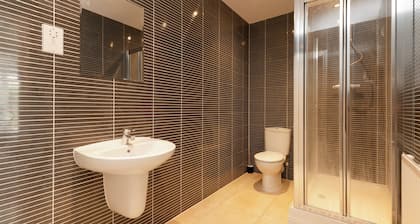 5 Bed House - Sleeps 9 - Pets - Garden - Parking