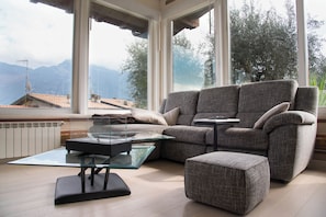 Een smart-tv en een open haard