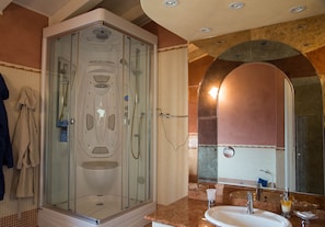 Een haardroger, een bidet, handdoeken, zeep