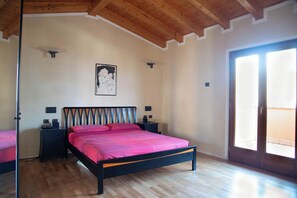 2 slaapkamers, een strijkplank/strijkijzer, gratis wifi, beddengoed