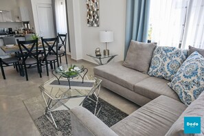 Apartemen Basic | Area keluarga | TV layar datar