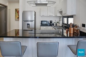 Basic Apartment | Private kitchen | Microwave, cookware/dishes/utensils, kitchen islands - Torre Q (Mazatlán)