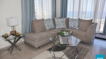 Apartamento básico | Área de estar | TV de tela plana