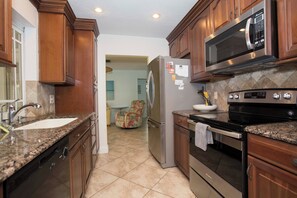 Mikrobølgeovn, ovn, kokeplater og oppvaskmaskin