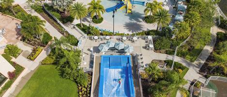 Una piscina al aire libre, una piscina climatizada
