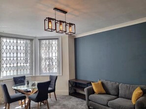 Living area - Earl's Court Private Entrance 1 Bedroom Flat (London)