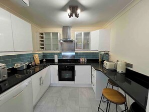 Microwave, oven, stovetop, dishwasher - Earl's Court Private Entrance 1 Bedroom Flat (London)