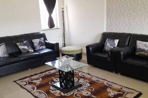 Living area - Stunning 3-bed Apartment in Pune (Pune)