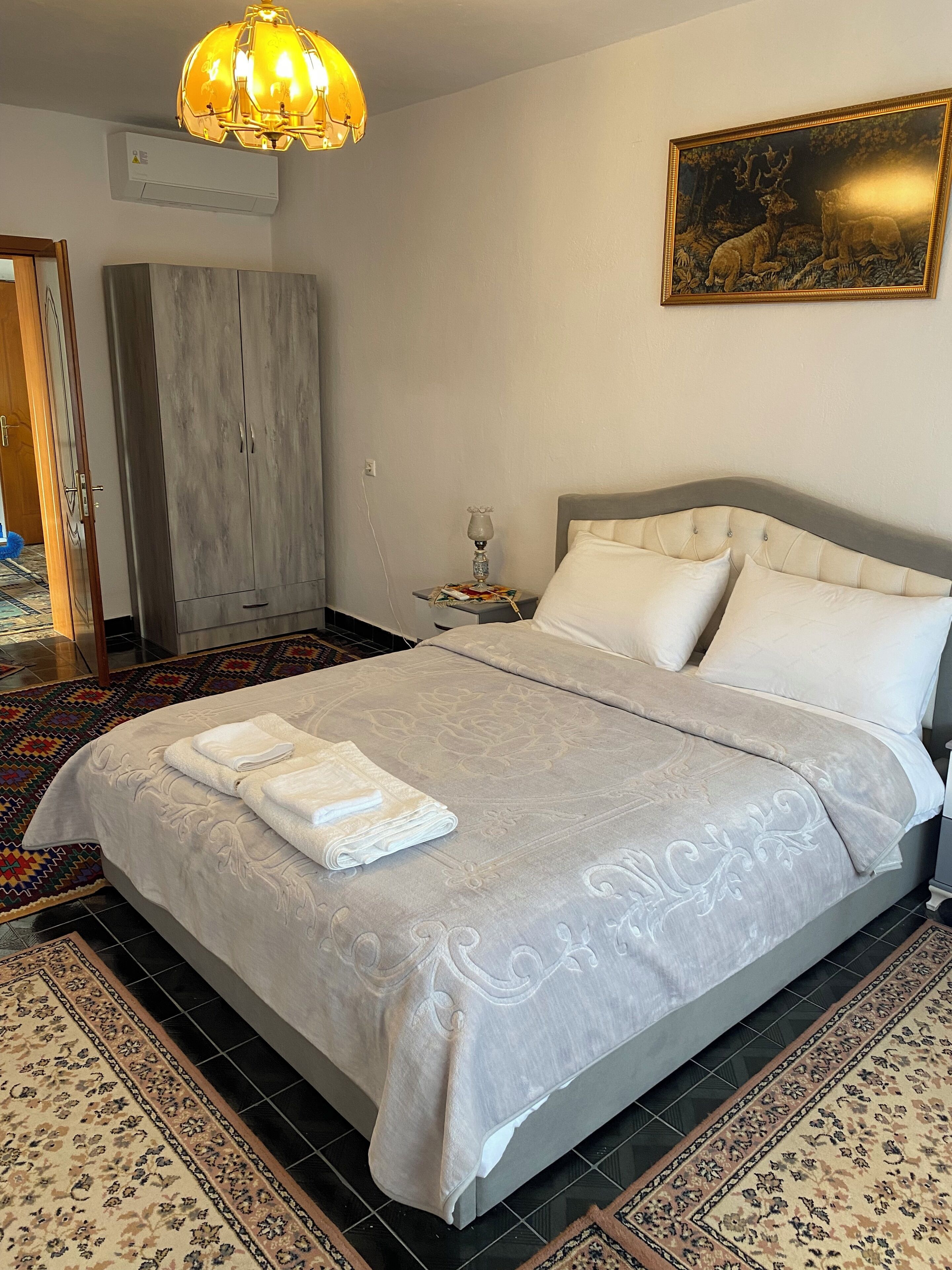 3 habitaciones, escritorio y tabla de planchar con plancha 