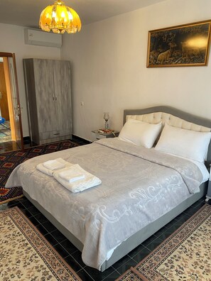 3 Schlafzimmer, Schreibtisch, Bügeleisen/Bügelbrett, Reisekinderbett