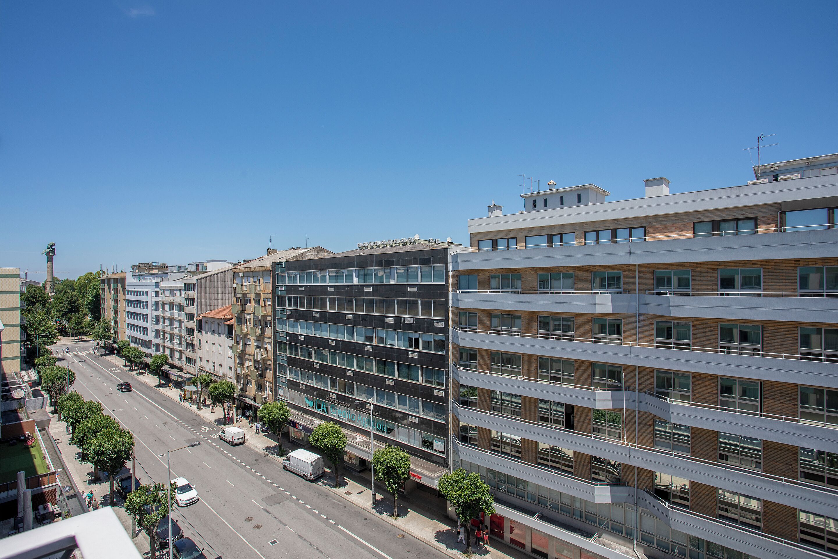 Un hôtel à plusieurs étages doté d’une architecture moderne, caractérisé par une façade en verre remarquable et une série de balcons.