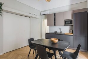 Basic-Apartment | Essbereich im Zimmer