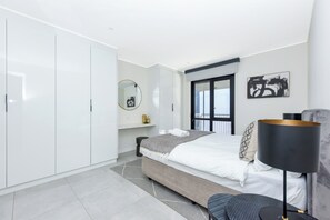 2 chambres, coffres-forts dans les chambres, fer et planche Ă repasser