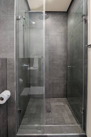 Doccia, asciugacapelli, asciugamani, sapone