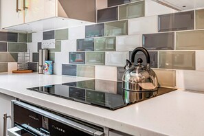 Geladeira, fogão, cooktop, lava-louças