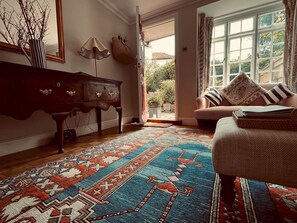 Living area - Scallop Cottage Oasis of Calm - Pass the Keys (Rye)