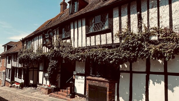 A traditional Tudor-style building with a stone-paved street in front. - Scallop Cottage Oasis of Calm - Pass the Keys (Rye)