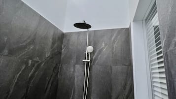 Villa Deluxe, 1 camera da letto, vista giardino | Bagno | Doccia, soffione a pioggia, set di cortesia firmato, asciugacapelli