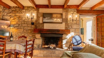 TV connectée, cheminée, livres