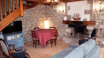 Een smart-tv, een open haard en boeken