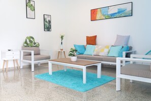 A modern living room with a sofa set, a coffee table, and a side table. - Unwind relax enjoy: 3br with beaches near by! (Sabana)
