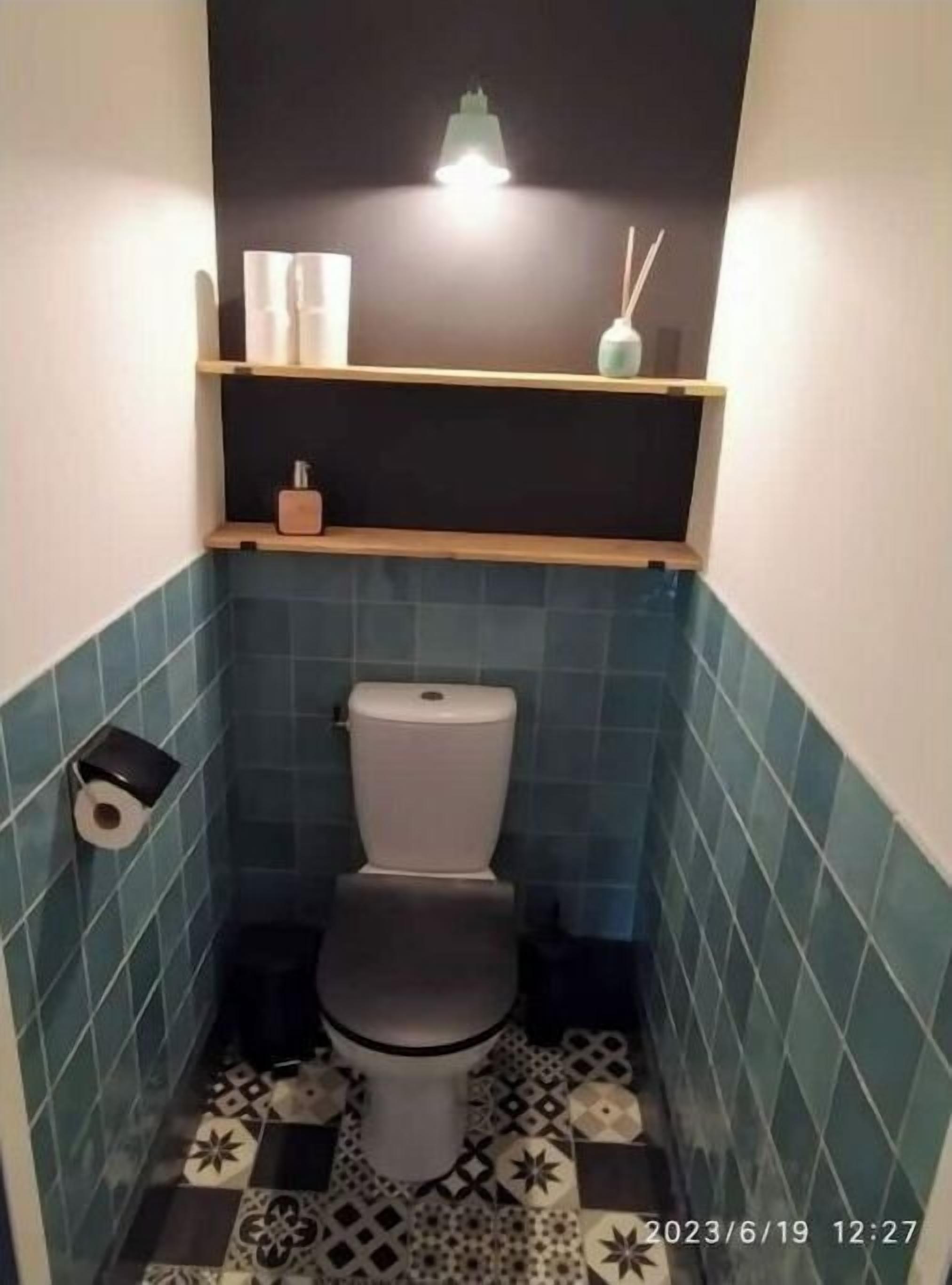 Sèche-cheveux, serviettes fournies, savon, papier toilette