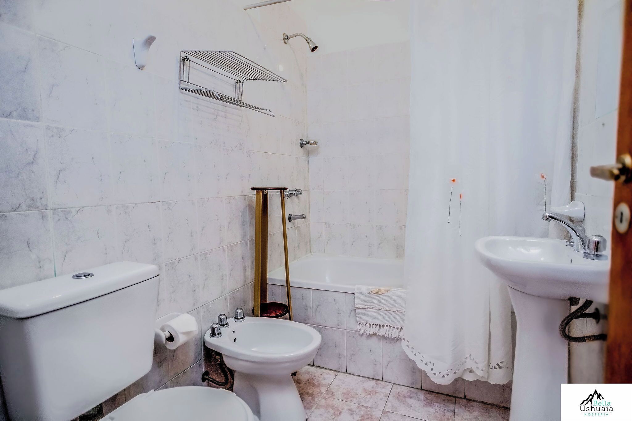 Combined shower/tub, rainfall showerhead, bidet, towels
