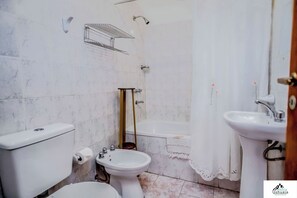 Combined shower/bathtub, rainfall showerhead, bidet, towels - Hostería Bella Ushuaia (Ushuaia)