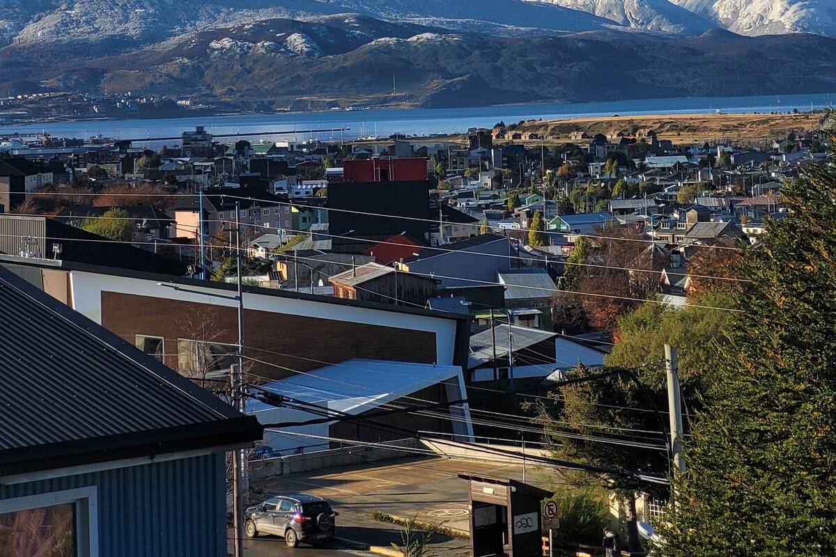 A town with buildings and a mountain range in the background.