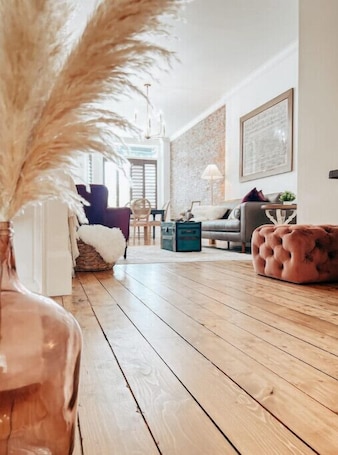Smart TV. The Courier Rooms: Historic charm and luxury