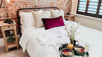 2 makuuhuonetta, työpöytä, ilmainen Wi-Fi, vuodevaatteet