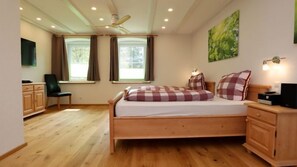 Coffres-forts dans les chambres, bureau, fer et planche à repasser