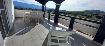Apartment With a Pool, Mountainview, Near the Sea!