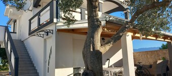 Apartment With a Pool, Mountainview, Near the Sea!