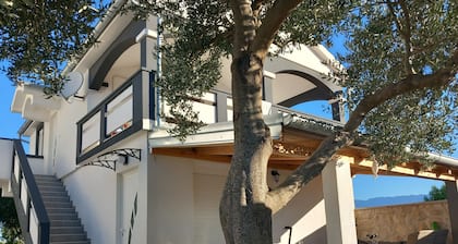 Apartment With a Pool, Mountainview, Near the Sea!