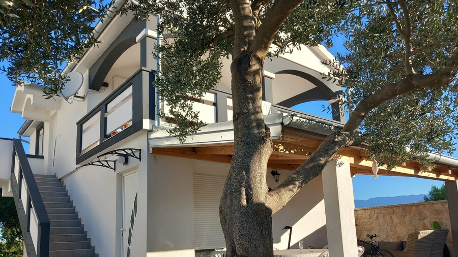Apartment With a Pool, Mountainview, Near the Sea!